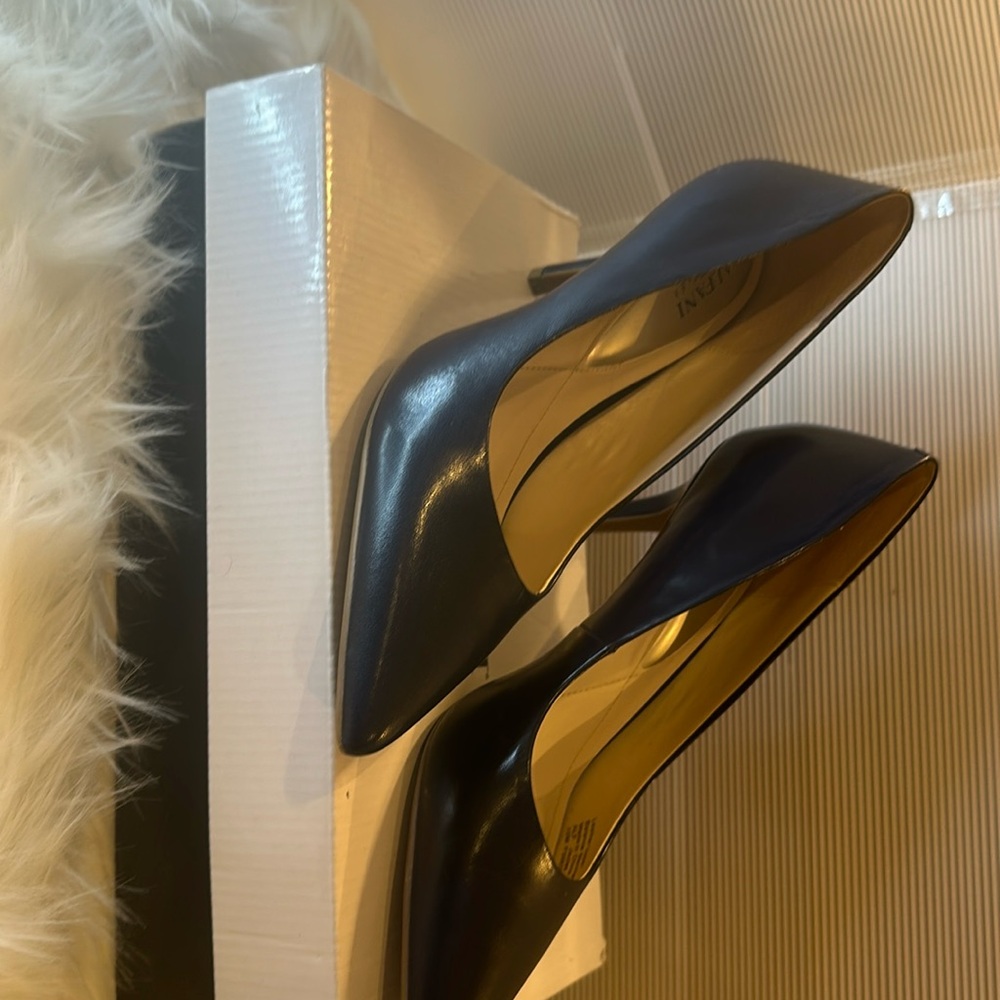 Comfortable Navy Pump size 10.  New condition